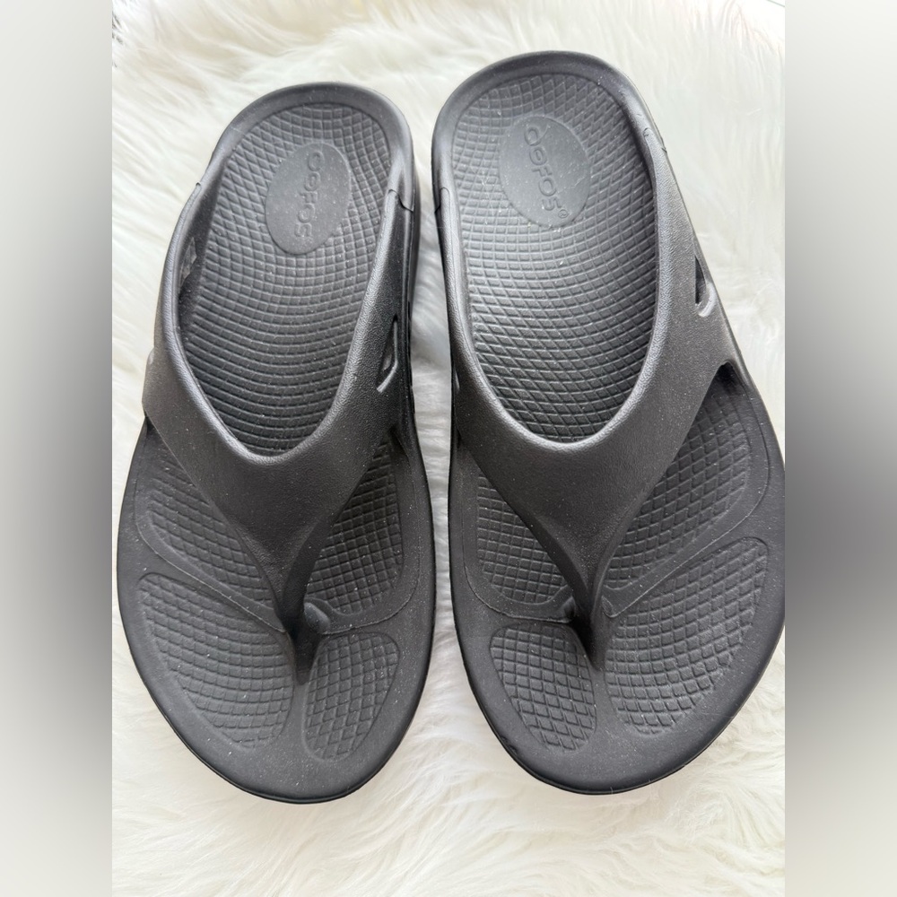WOMEN'S OORIGINAL SANDAL - BLACK Size 6
Sleek design with recovery technology